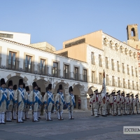 Retreta militar por el casco antiguo con motivo de la Fiesta Nacional