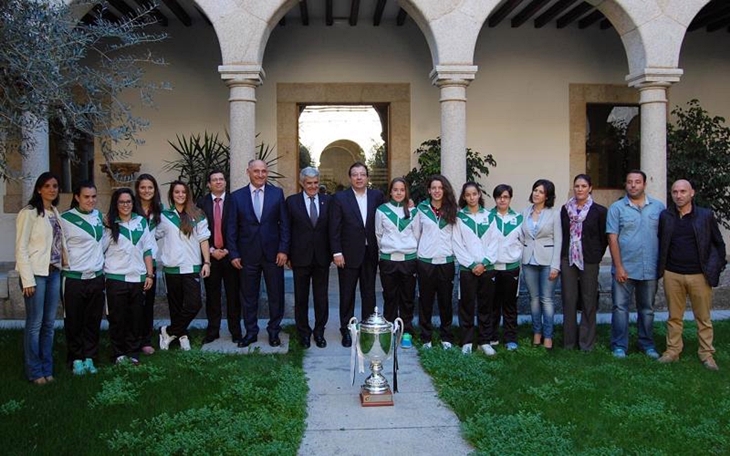 El presidente recibe a las campeonas nacionales de fútbol playa