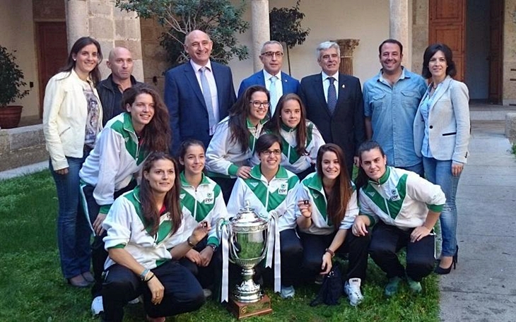 El presidente recibe a las campeonas nacionales de fútbol playa