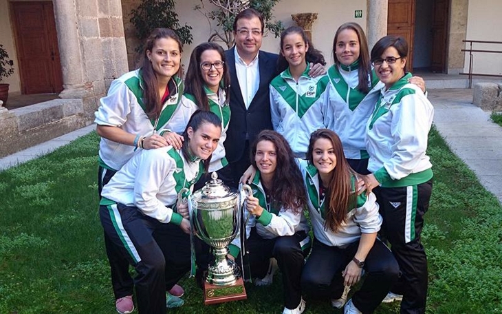 El presidente recibe a las campeonas nacionales de fútbol playa