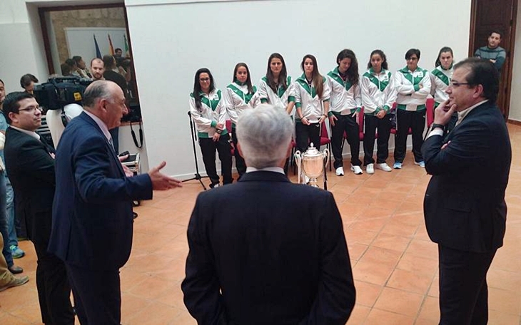 El presidente recibe a las campeonas nacionales de fútbol playa