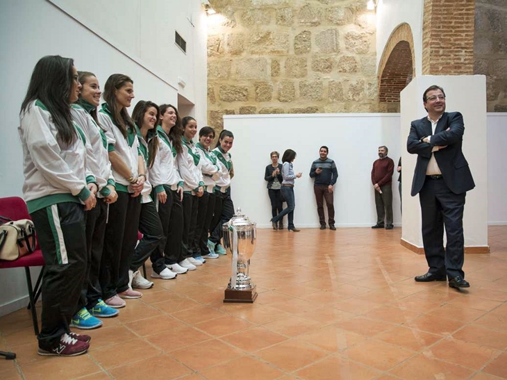 El presidente recibe a las campeonas nacionales de fútbol playa