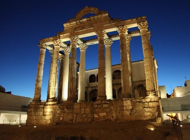 El templo de diana se viste hoy de malva por el Día contra la violencia de género