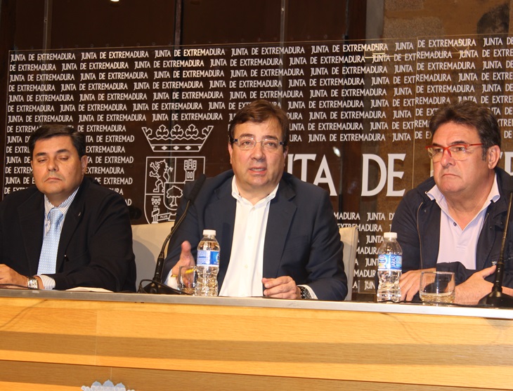 Junta y agentes sociales firman el acuerdo contra la exclusión social