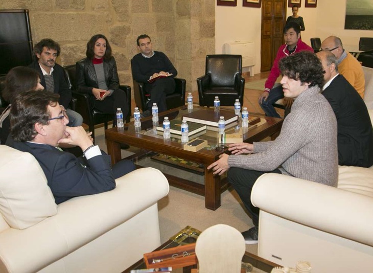Fernández Vara se reúne con la empresa extremeña Zetta Smartphone