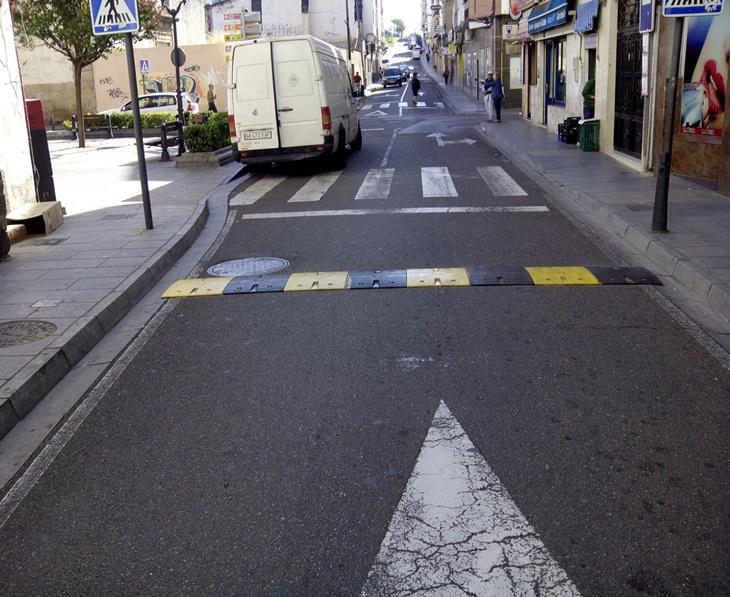 Tráfico coloca diez nuevos reductores de velocidad en Mérida