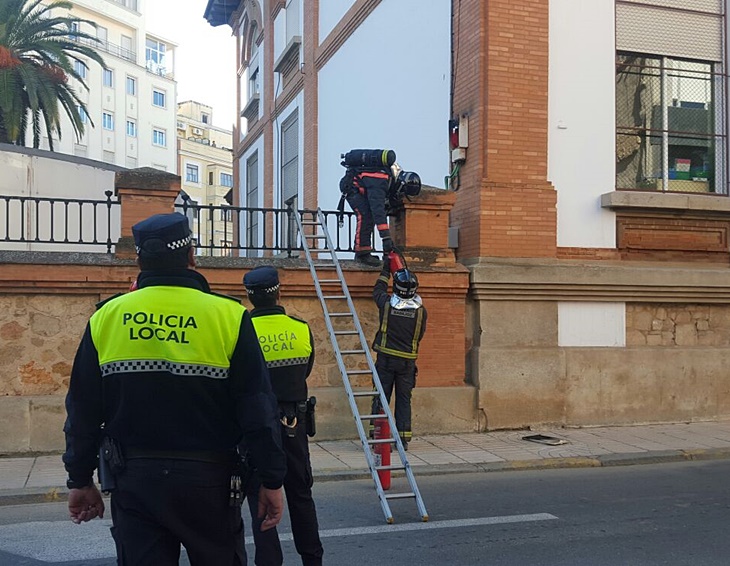 Varias aulas de un colegio pacense desalojadas ante un pequeño incendio