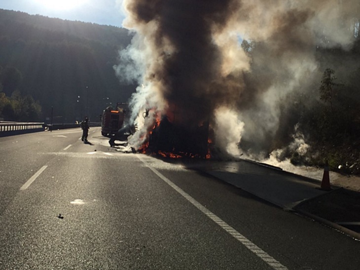 Se incendia un camión a la altura del túnel de Miravete (Cáceres)