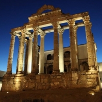 El templo de diana se viste hoy de malva por el Día contra la violencia de género