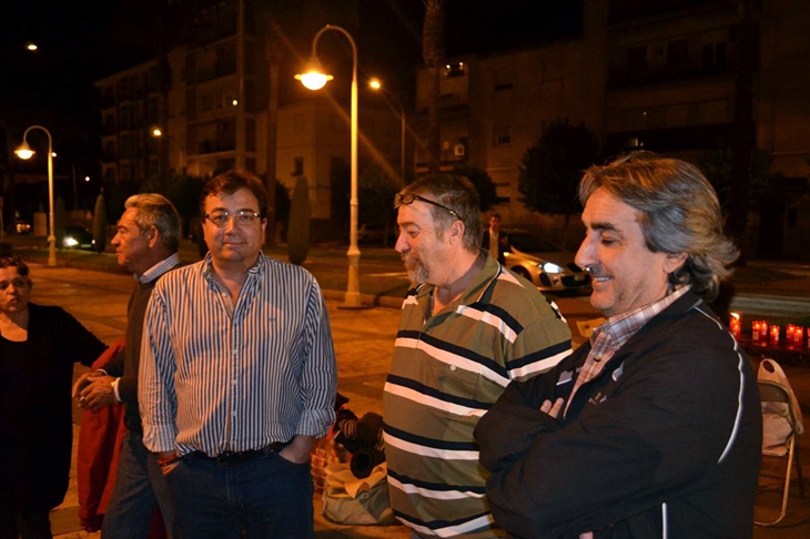 El presidente atiende a los colectivos acampados frente a su casa