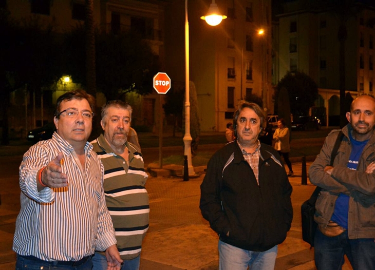 El presidente atiende a los colectivos acampados frente a su casa