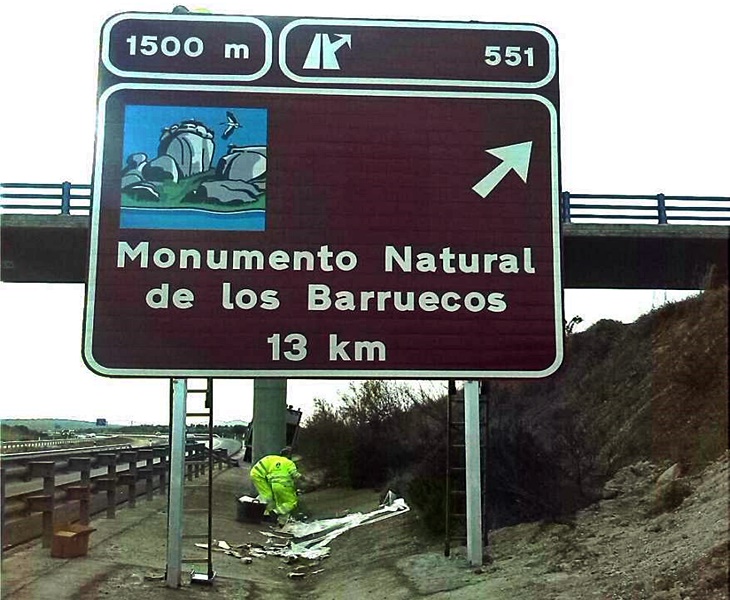 Comienza la instalación en carreteras de la nueva señalización de destinos turísticos