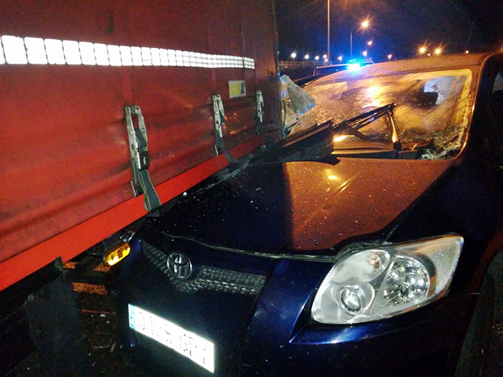 Herido tras empotrar su coche contra un camión