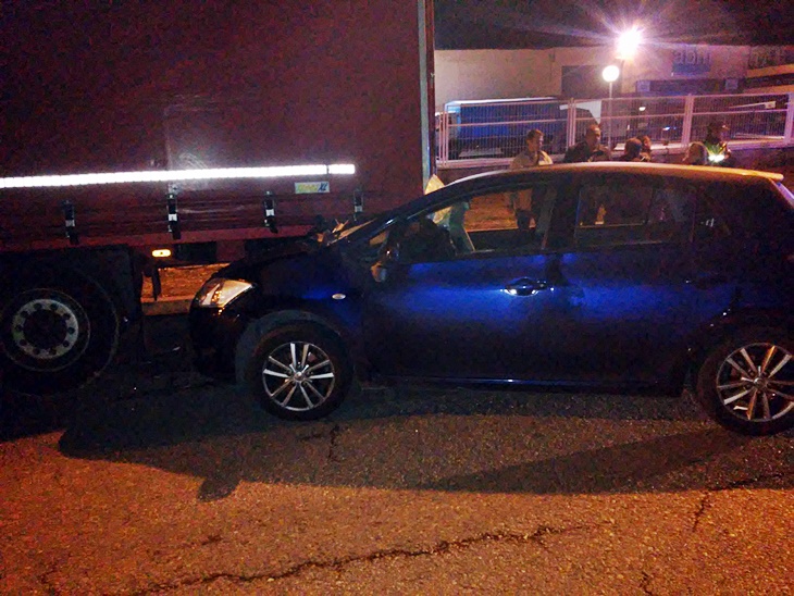 Herido tras empotrar su coche contra un camión