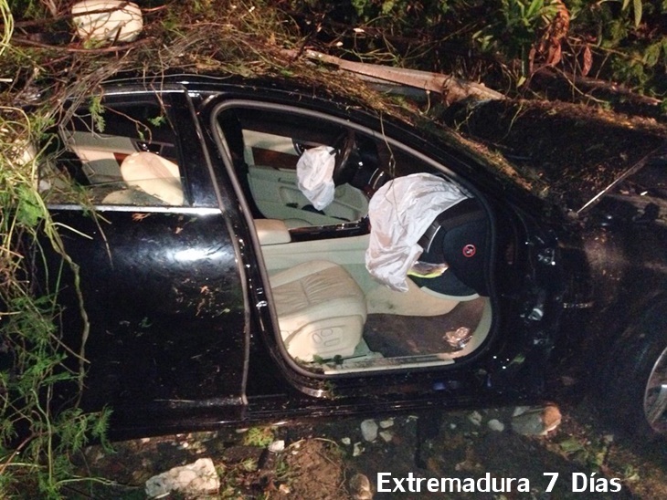 Un coche colisiona contra el muro de la residencia La Granadilla en Badajoz