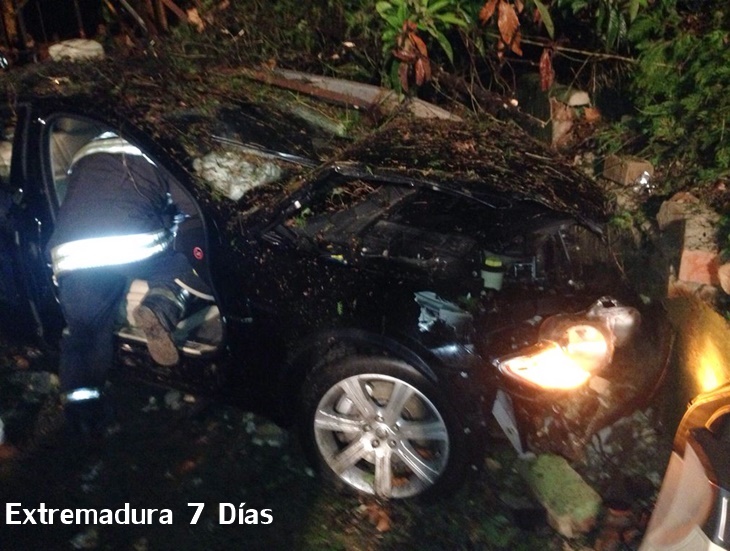 Un coche colisiona contra el muro de la residencia La Granadilla en Badajoz