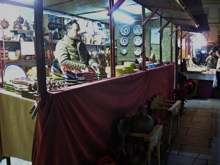Un mercado artesanal que da vida a la Plaza de España