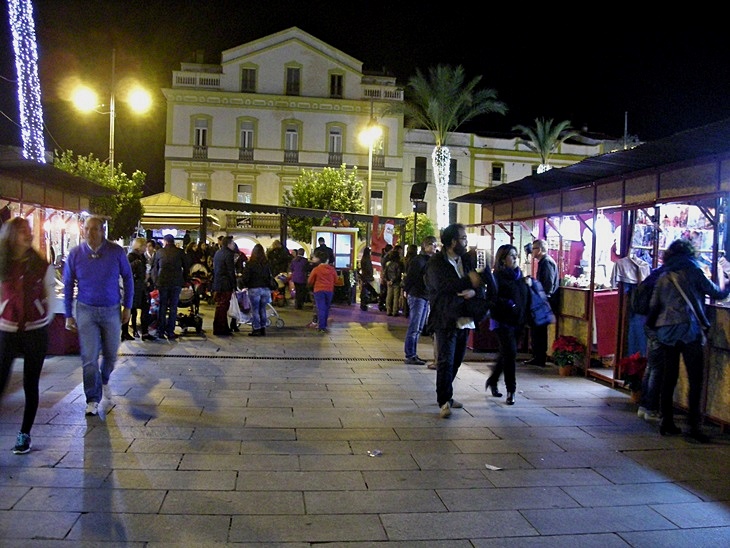 Un mercado artesanal que da vida a la Plaza de España