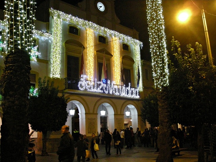 Un mercado artesanal que da vida a la Plaza de España