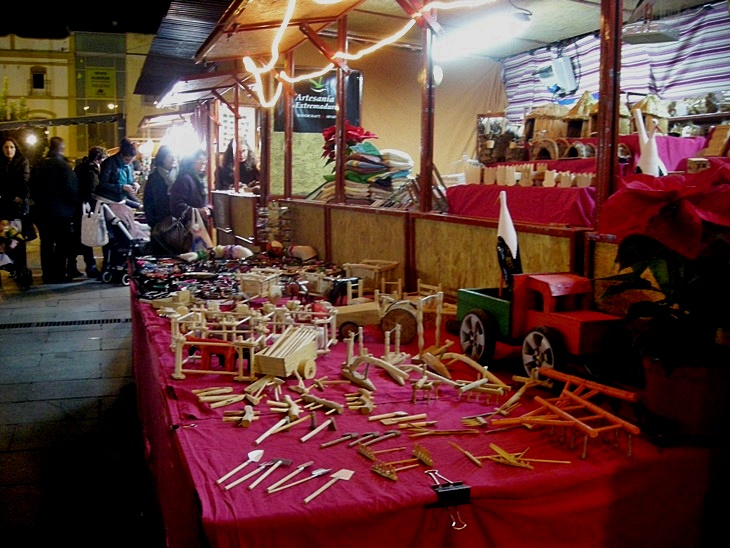 Un mercado artesanal que da vida a la Plaza de España