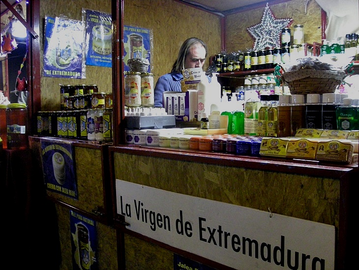 Un mercado artesanal que da vida a la Plaza de España