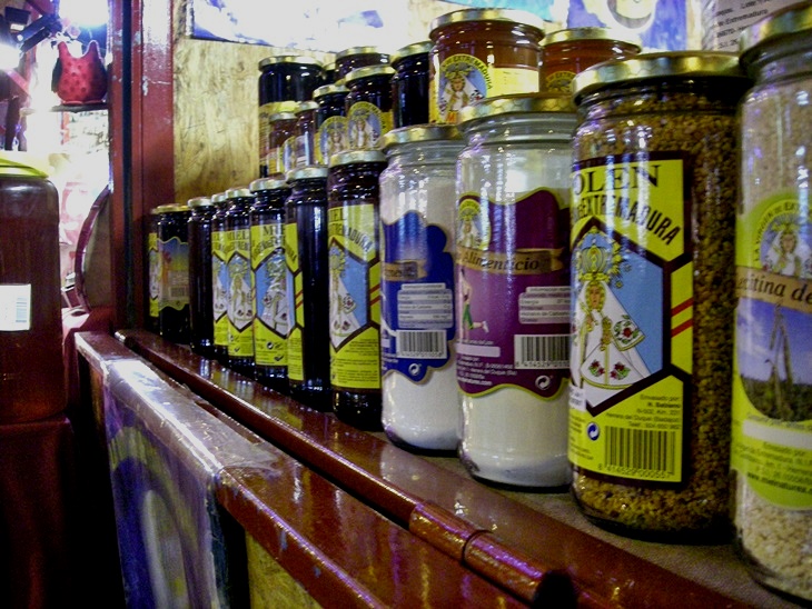 Un mercado artesanal que da vida a la Plaza de España