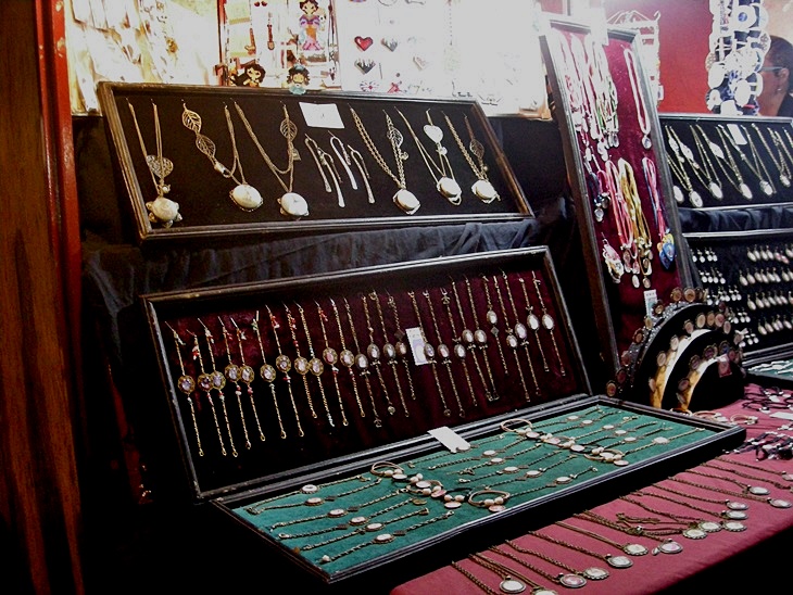 Un mercado artesanal que da vida a la Plaza de España