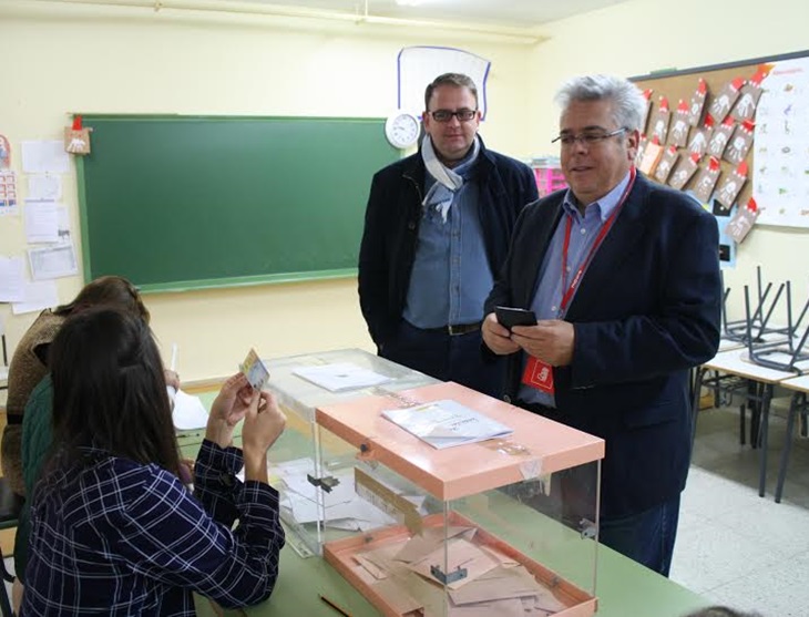Osuna y Sánchez Amor madrugan para ejercer su derecho al voto