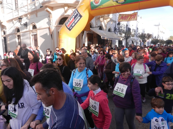 700 personas participan en la IV Carrera Solidaria de Aprosuba-14 en Olivenza