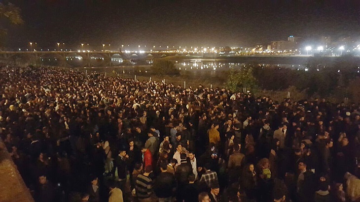 6.000 jóvenes abarrotan a estas horas el Paseo Fluvial