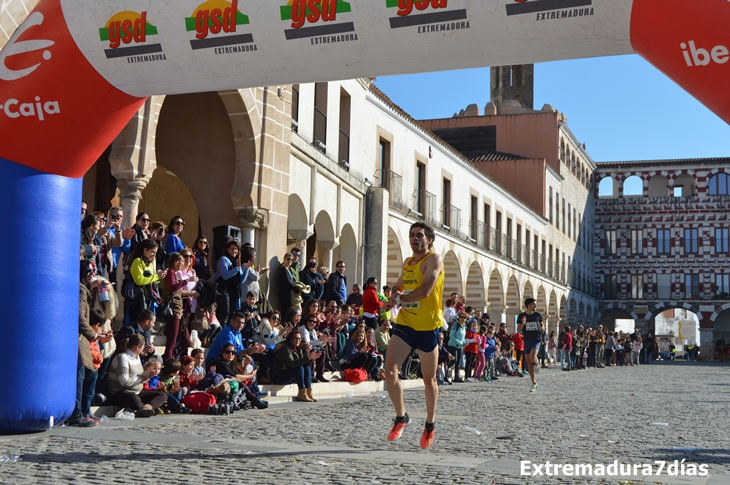 Búscate en las imágenes de la San Silvestre de Badajoz