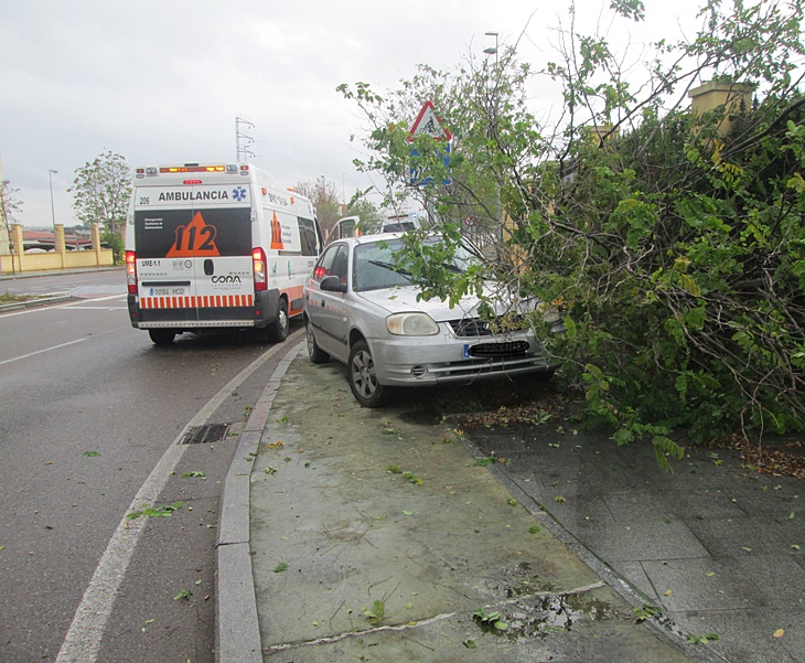 Un herido leve tras chocar su coche contra un árbol en Badajoz