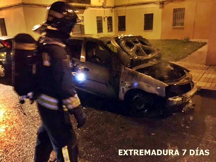 Un coche y una moto arden de madrugada en Badajoz