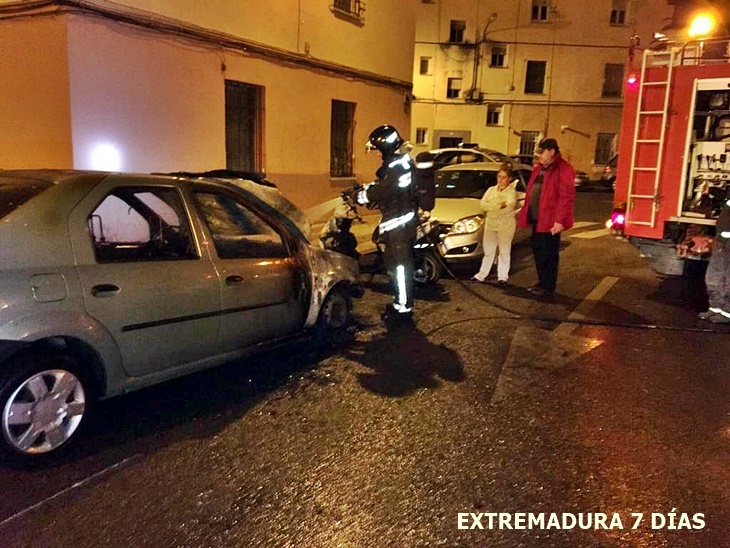 Un coche y una moto arden de madrugada en Badajoz