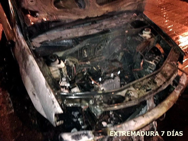 Un coche y una moto arden de madrugada en Badajoz