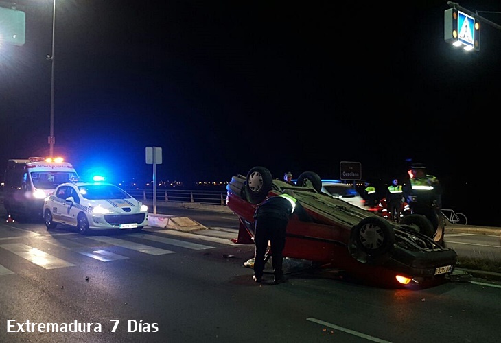 Atropella a dos ciclistas y vuelca en el mismo paso de peatones del Puente Real