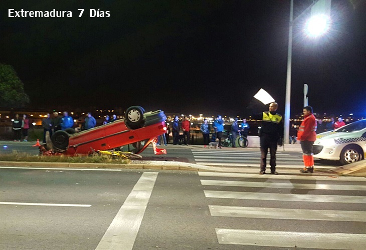 Atropella a dos ciclistas y vuelca en el mismo paso de peatones del Puente Real