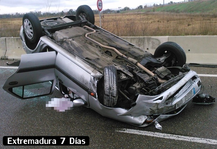 Una mujer herida al volcar su vehículo en una salida de Badajoz