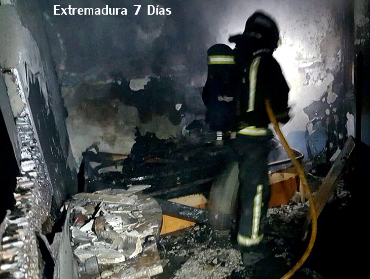 Una estufa provoca el incendio de una vivienda de Badajoz