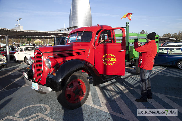 Concentración solidaria de vehículos clásicos en Badajoz