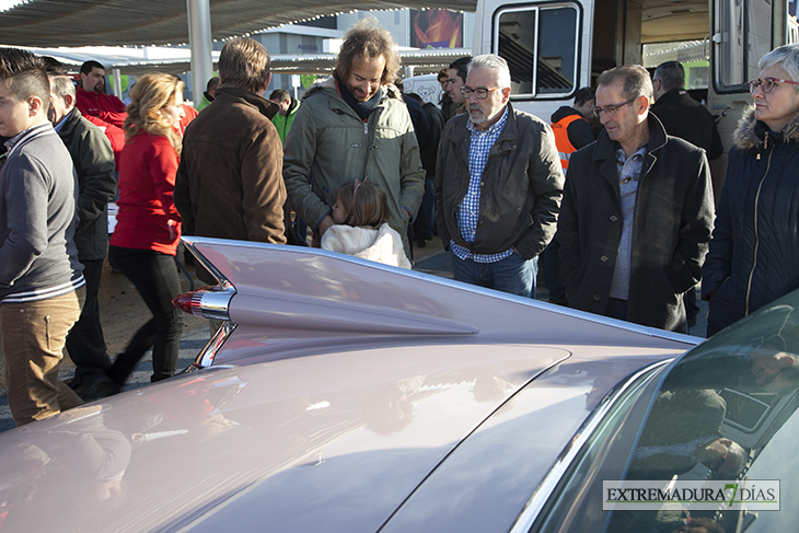 Concentración solidaria de vehículos clásicos en Badajoz