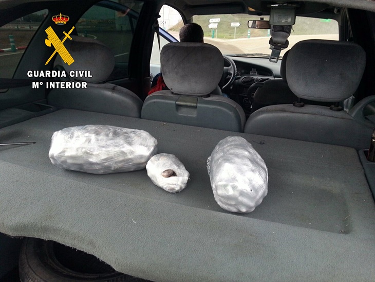 La Guardia Civil interviene más de cuatro kilos de hachís en un control