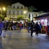 Un mercado artesanal que da vida a la Plaza de España