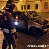 Un coche y una moto arden de madrugada en Badajoz