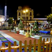Un mercado artesanal que da vida a la Plaza de España