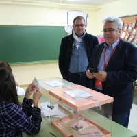 Osuna y Sánchez Amor madrugan para ejercer su derecho al voto