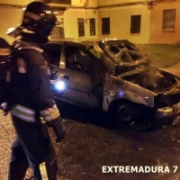 Un coche y una moto arden de madrugada en Badajoz