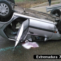 Una mujer herida al volcar su vehículo en una salida de Badajoz