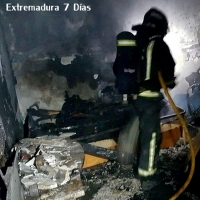 Una estufa provoca el incendio de una vivienda de Badajoz