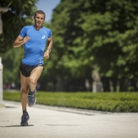 El atleta extremeño, Pablo Villalobos, apadrina una iniciativa solidaria